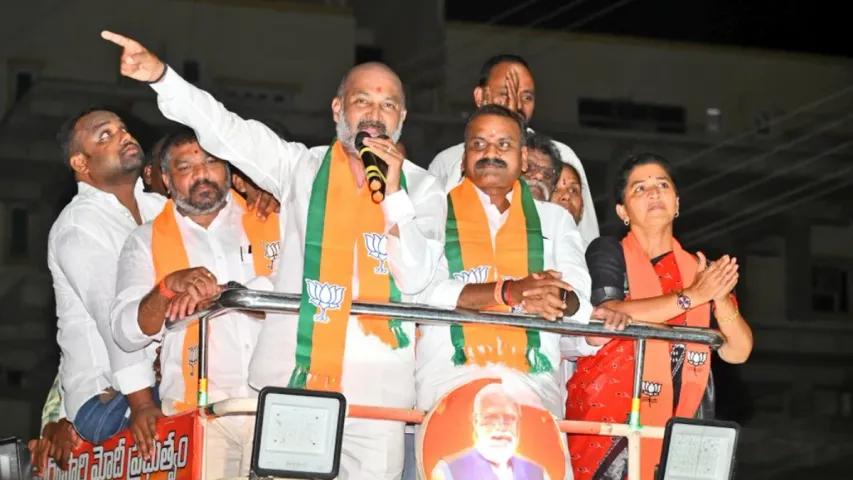 BJP MP Bandi Sanjay: ఆరు గ్యారెంటీలతో మోసగించిన దొంగల బ్యాచ్‌ కాంగ్రెస్‌.. బండి సంజయ్‌ చురకలు