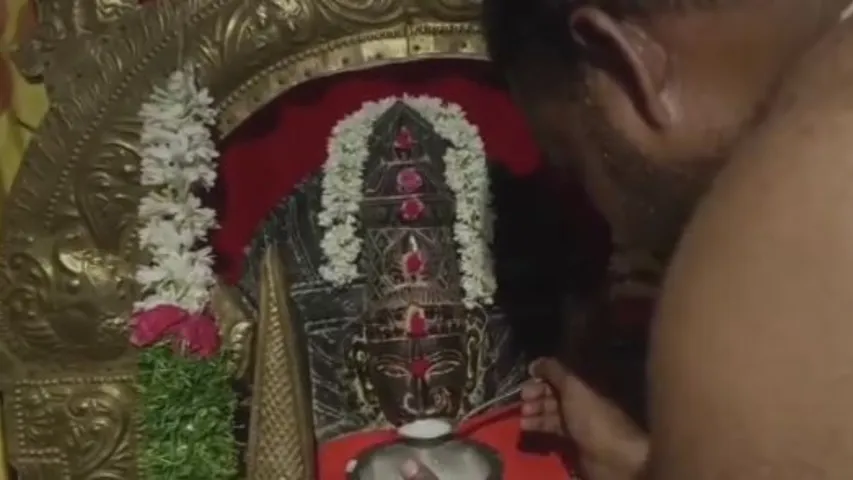Pochamma Temple: వింత ఘటన.. పాలు తాగుతున్న పోచమ్మ తల్లి