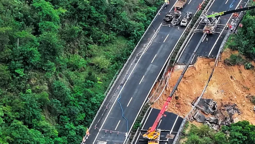 China: కుప్పకూలిన రోడ్డు.. 19 మంది మృతి