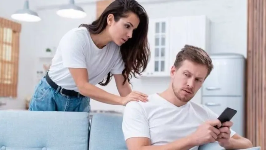 Relationship Tips: అదే పనిగా స్మార్ట్ ఫోన్ యూజ్ చేస్తున్నారా? మీ వైవాహిక జీవితం నాశనమే!
