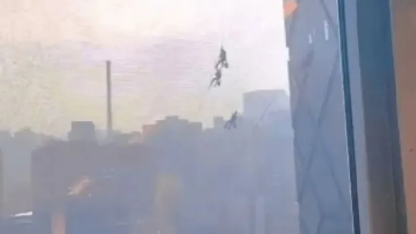 Hanging From Building: గాలిలో ఎగిరిన కార్మికులు..వీడియో వైరల్‌!