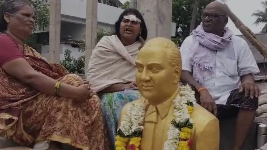 AP: పశ్చిమగోదావరి జిల్లా రావిపాడులో ఉద్రిక్తత.. జవాన్ కుటుంబ సభ్యులకు దళిత సంఘాలకు వాగ్వివాదం