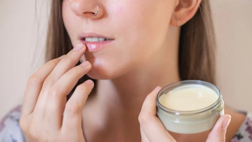 Lip Care Tips: లిప్‌స్టిక్ వేసుకునే ముందు లిప్‌బామ్ అప్లై చేసుకోవచ్చా? అసలు మేటర్ ఇదే!