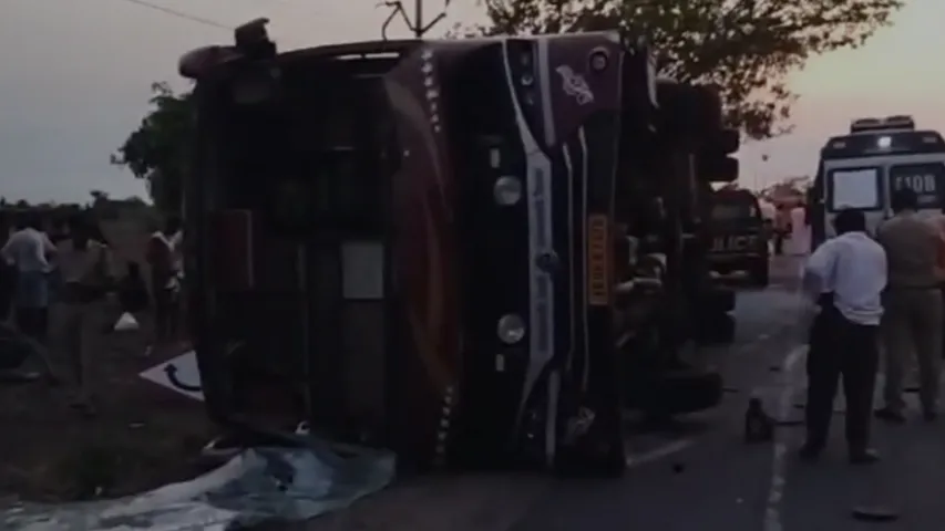 Accident : కర్నూలు జిల్లాలో రోడ్డు ప్రమాదం..బోల్తాపడ్డ ప్రైవేట్‌ ట్రావెల్స్ బస్సు!