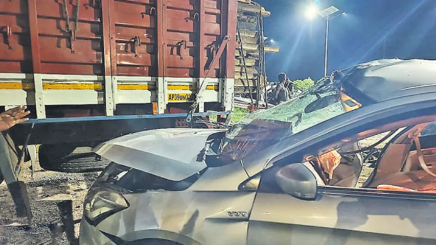 Kakinada : కారు ప్రైవేట్‌ ట్రావెల్స్‌ బస్సు ఢీ.. విశ్రాంత జడ్జి మృతి!