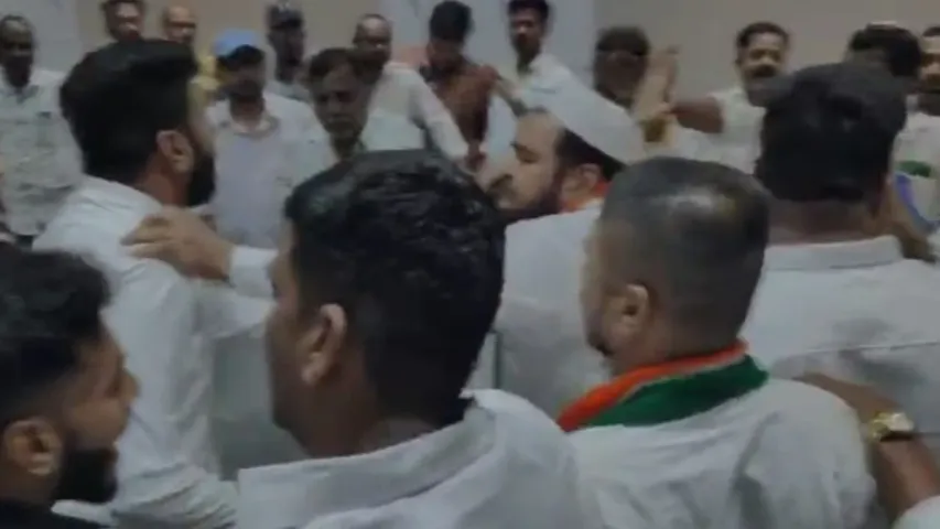 Congress: గాంధీభవన్ లో కొట్టుకున్న కాంగ్రెస్ నేతలు..!