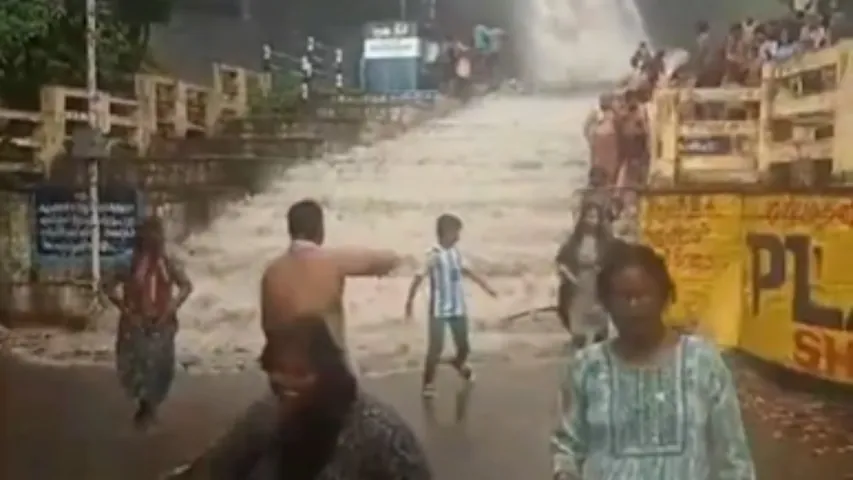 Tamilnadu: దూసుకొచ్చిన కుర్తాళం జలపాతం... బాలుడి గల్లంతు!