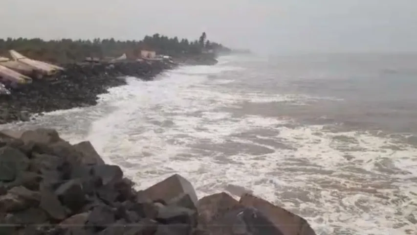 Weather: అల్లకల్లోలంగా మారిన తీరం.. ఉవ్వెత్తున ఎగసిపడుతున్న అలలు..!