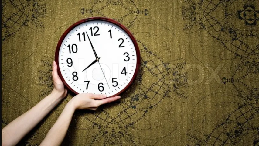 Vastu Tips: మీ ఇంట్లో ఈ రంగు గడియారం ఉందా..? వాస్తు దోషాలు తప్పవు..!