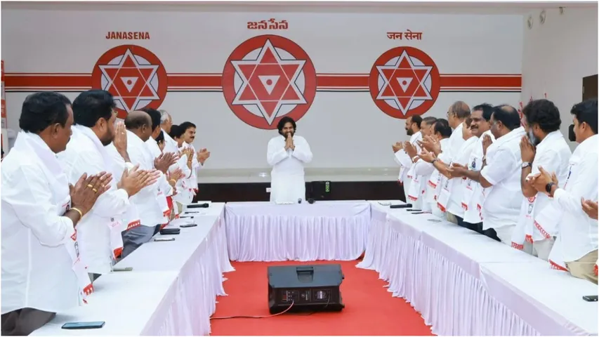 Janasena : జనసేన ఎమ్మెల్యేలకు క్లాసులు.. అతనికే బాధ్యతలు అప్పగించిన పవన్!