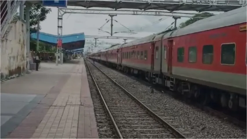 Khammam: ట్రైన్ సిగ్నల్స్ ట్యాంపరింగ్..పద్మావతి ఎక్స్ ప్రెస్ లో దారిదోపిడీ