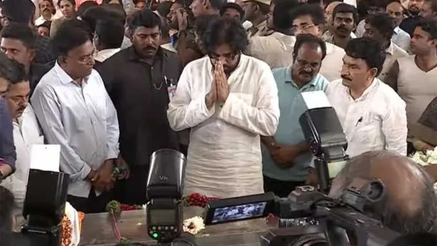 Ramoji Rao Death: రామోజీరావు పార్థివదేహానికి నివాళులర్పించిన జనసేనాని