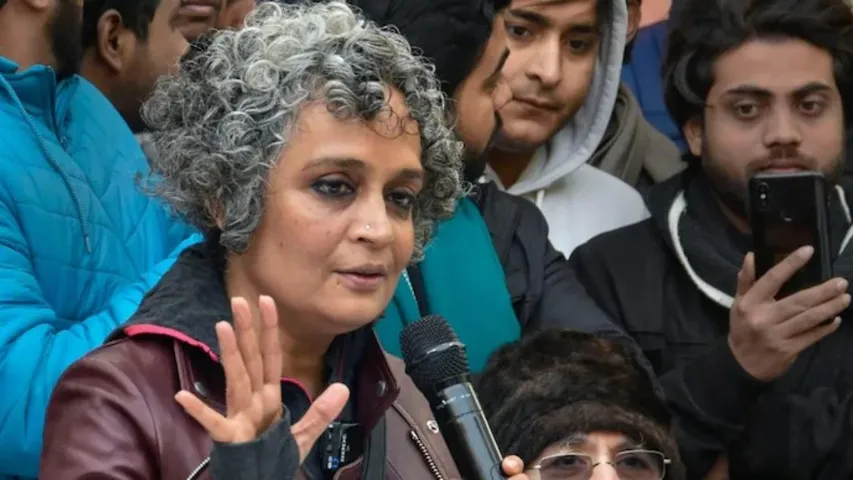 Arundati Roy: రచయిత్రి అరుంధతి రాయ్‌కు షాక్‌.. లెఫ్టినెంట్ గవర్నర్ కీలక నిర్ణయం