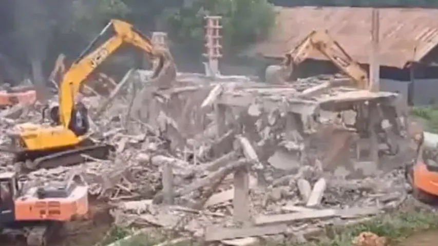 Andhra Pradesh: మరోచోట వైసీపీ కార్యాలయం కూల్చివేత.. పార్టీ శ్రేణులు ఆందోళన
