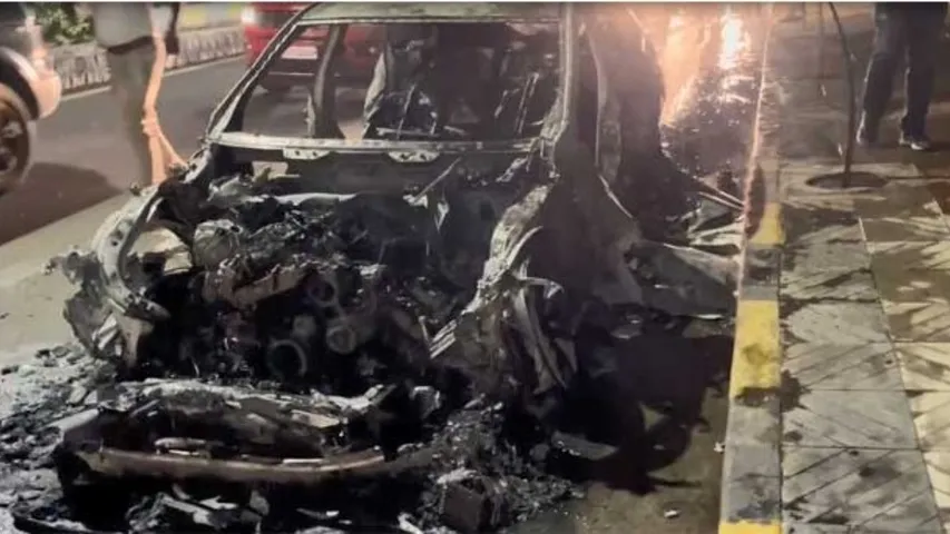 Hyderabad: నడిరోడ్డు మీద కాలి బూడిద అయిన బీఎండబ్ల్యూ
