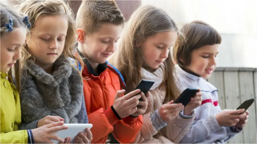 Phone Addiction: మొబైల్‌ను అదేపనిగా వాడడం వల్ల ఏ వ్యాధులు వస్తాయో తెలుసా?