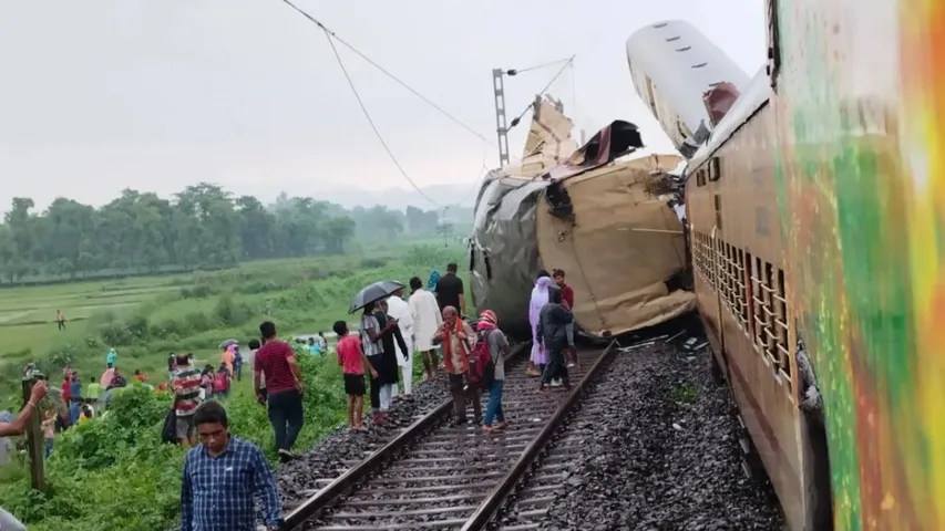 West Bengal: రెండు రైళ్లు ఢీ.. ఐదుగురు మృతి..200 మందికి గాయాలు