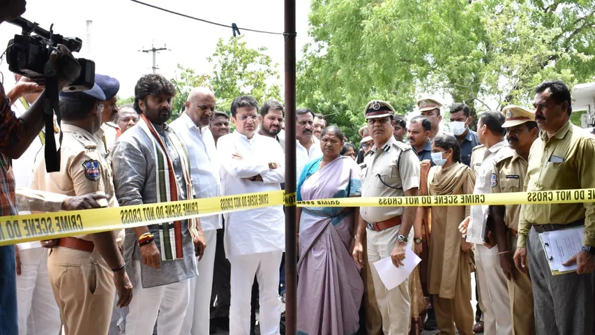 Peddapalli: అత్యాచారానికి గురైన బాలిక కుటుంబాన్ని పరామర్శించిన మంత్రులు