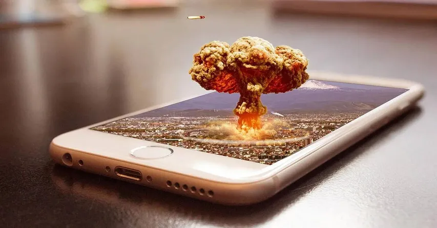 Smart Phone Blast: ఈ పొరపాటు చేస్తే మీ ఫోన్ బాంబు పేలినట్టు పేలిపోతుంది..