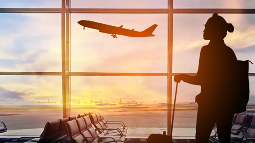 Travel: విమానంలో ప్రయాణించేటప్పుడు ఈ వస్తువులను ఎప్పుడూ ఉంచవద్దు.. లేకుంటే మీ పని గోవిందే!