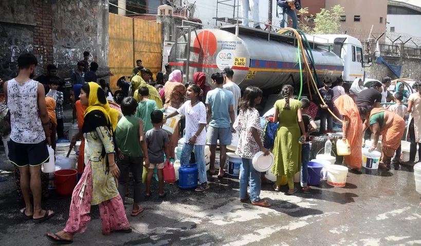 Delhi: ఢిల్లీలో నీటి సంక్షోభం.. అల్లాడిపోతున్న నగర ప్రజలు