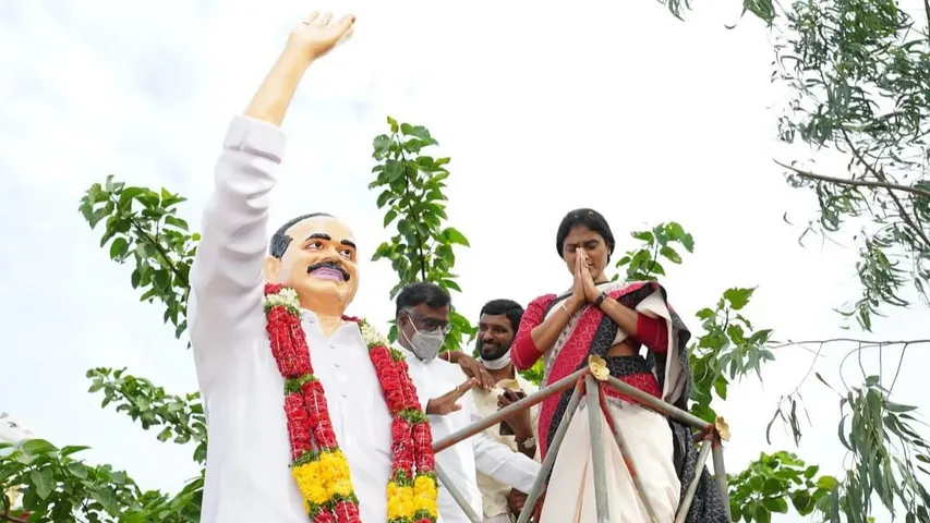 YS Sharmila: వైఎస్సార్ విగ్రహాలపై దాడులు పిరికిపందల చర్య: షర్మిల ఫైర్