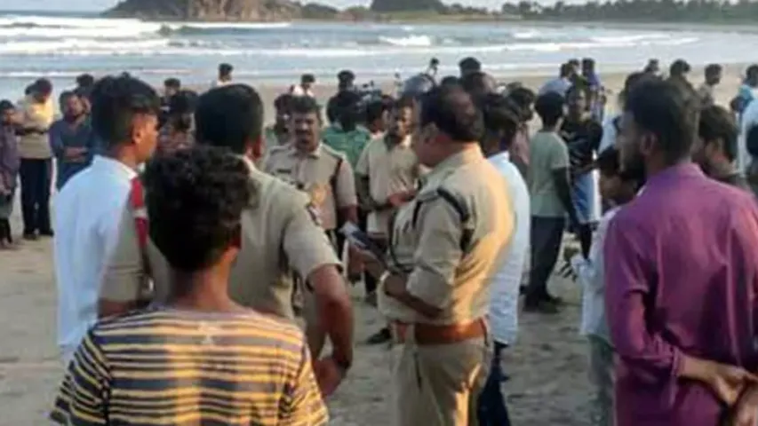 AP : బీచ్‌ లో ముగ్గురు యువతుల గల్లంతు.. ఇద్దరి మృతి!