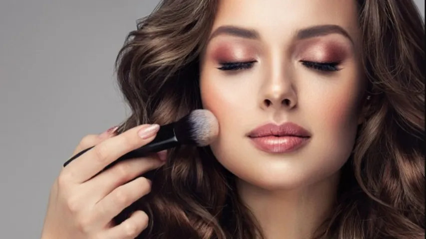 Makeup Tips: వేసవిలో మచ్చలేని మేకప్ కోసం ఈ చిట్కాలను పాటించండి!