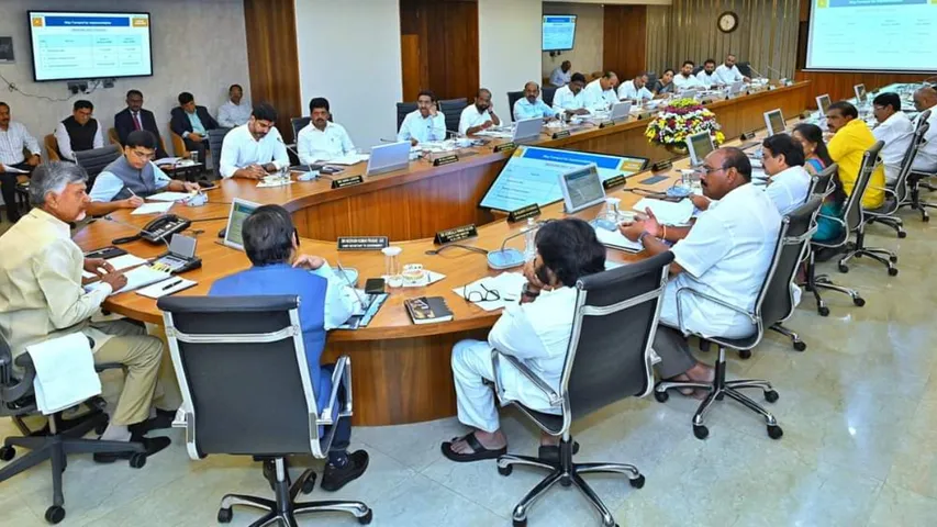 AP News: రోడ్ల నిర్మాణంలో కొత్త టెక్నాలజీ.. ఐఐటీ ప్రొఫెసర్లతో చంద్రబాబు సమీక్ష