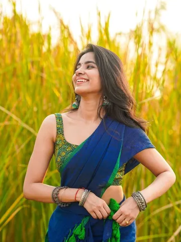 పల్లెటూరి అమ్మాయిలా కట్టిపడేస్తున్న యంగ్ బ్యూటీ శివాని అందాలు