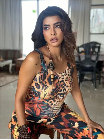 స్టన్నింగ్ ఫోజులతో అందాలు ఆరబోస్తున్న మంచు లక్ష్మి ..!