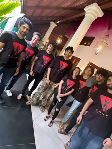 ఫ్రెండ్స్ తో కలిసి 'కల్కి' చూసేందుకు అకీరా,రేణు దేశాయ్ ...! వీడియో వైరల్