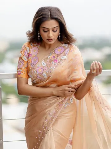 చీరకట్టులో మెస్మరైజ్ చేస్తున్న.. ప్రియమణి  అందాలు ...!