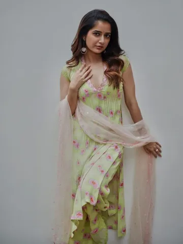 చూపు తిప్పేస్తున్న అందాల భామ అషిక అందాలు..!