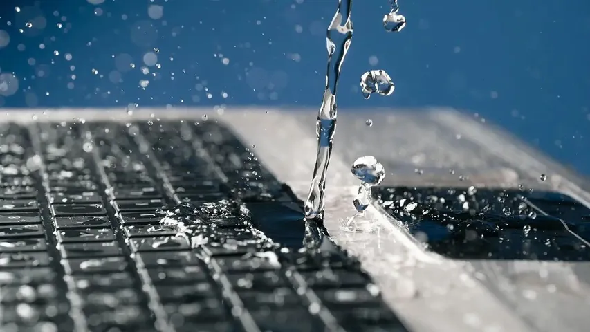 Laptop Tips: ల్యాప్‌టాప్‌ నీటిలో తడిస్తే ఇలా అస్సలు చేయకండి..!