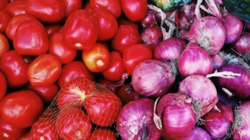 Vegetables: కూరగాయల ధరలకు రెక్కలు...మళ్లీ పెరగనున్న టమాటా, ఉల్లి ధరలు!