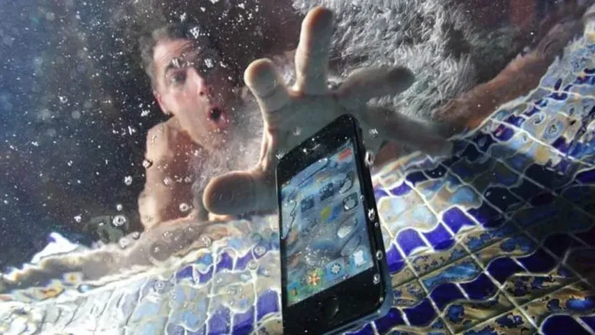 Smartphone Tips: మొబైల్ వాటర్ లో పడితే వెంటనే ఇలా చేయండి.