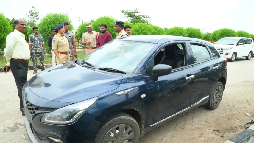 Crime News : జాతీయ రహదారిపై రెచ్చిపోయిన దొంగలు.. ప్రయాణికులను కొట్టి..