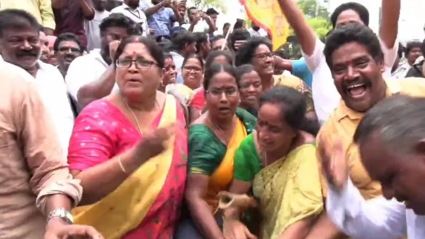 TDP: రాజమండ్రిలో ఉద్రిక్తత.. పోలీసులతో టీడీపీ శ్రేణుల వాగ్వాదం..!