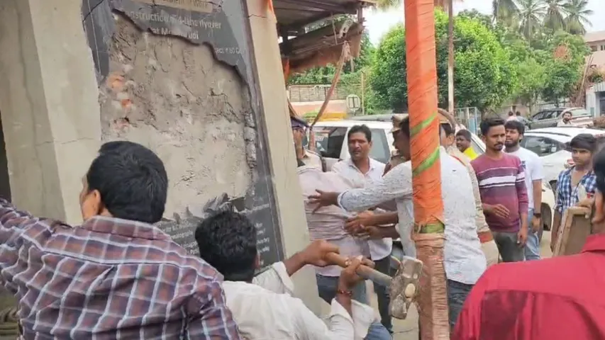 TDP : రాజమండ్రిలో ఉద్రిక్తత.. పోలీసులతో టీడీపీ నేతలు వాగ్వాదం.!