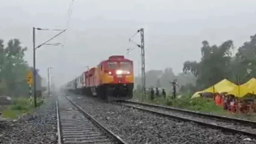 Darjeeling : ఆ రూట్‌లో మళ్లీ రైళ్ల రాకపోకలు ప్రారంభం!