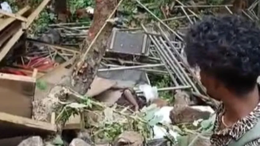 Accident: వ్యాన్ బోల్తా.. ముగ్గురు మృతి..!