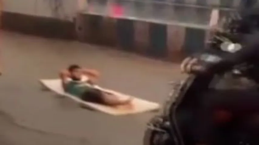 Viral Video: వీడెవడ్రా బాబు ఇంత విచిత్రంగా ఉన్నాడు.. వీడియో వైరల్..!