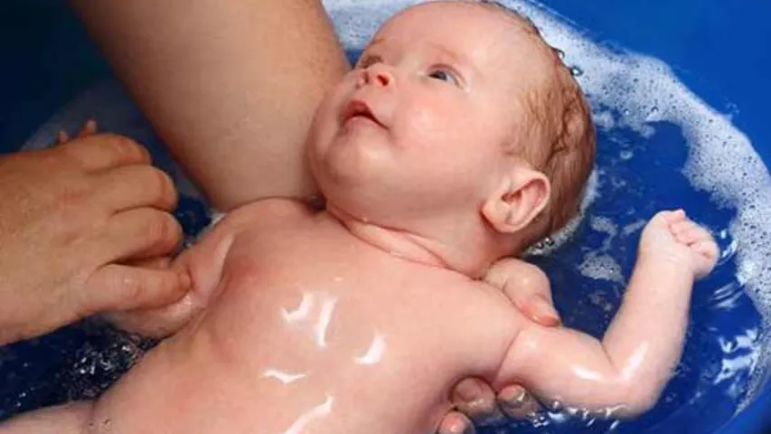 Baby Bath: అప్పుడే పుట్టిన బిడ్డకు స్నానం చేయించేటప్పుడు ఈ పొరపాటు చేయవద్దు!