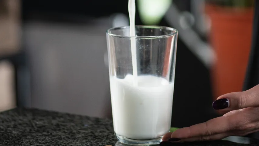Milk : ఖాళీ కడుపుతో పాలు తాగడం శరీరానికి మేలు చేస్తుందా లేదా హానికరమా?