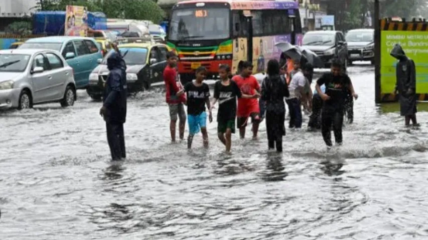 Mumbai: ముంబయ్‌కు రెడ్ అలర్ట్..దంచికొడుతున్న వర్షాలు