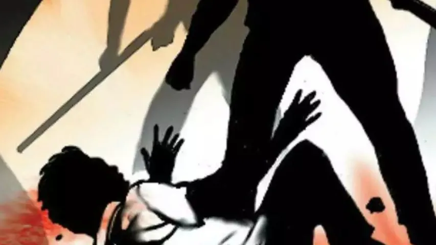 Uttar Pradesh: దారుణం.. దళిత యువకుడిని కొట్టి బలవంతంగా మూత్రం తాగించారు