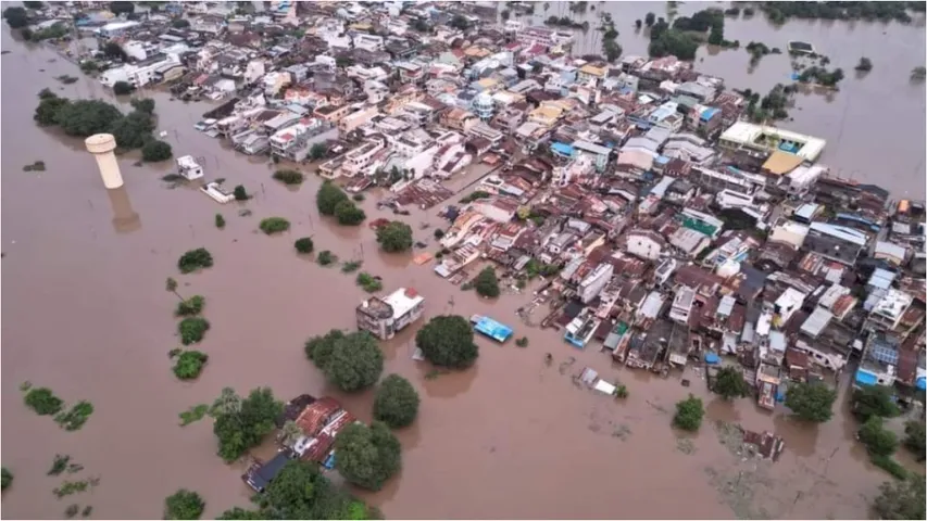 Heavy Floods: వర్షాలు.. వరదలతో ఉత్తరాది ఉక్కిరిబిక్కిరి