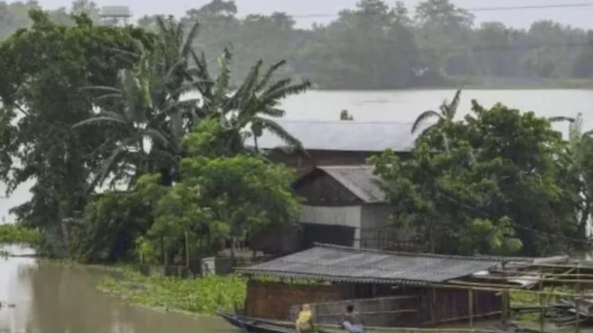 Assam: భారీ వర్షాలతో అతలాకుతలమైన అస్సాం!
