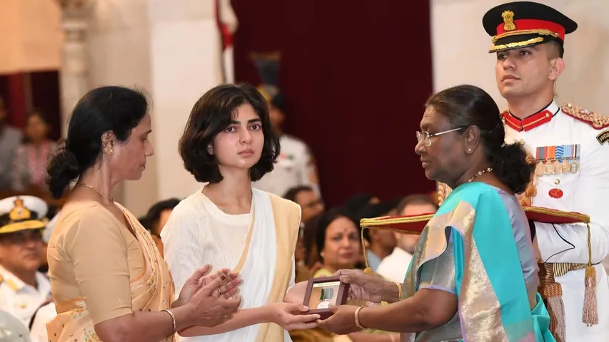 Gallantry Awards: సాయుధ బలగాలకు గ్యాలంట్రీ అవార్డులు ప్రదానం చేసిన ముర్మూ